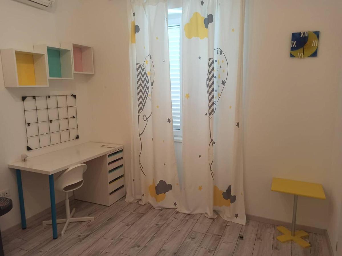 Novoureden Komforni Stan Od 90 M2 S Dvoristem Διαμέρισμα Σίμπενικ Εξωτερικό φωτογραφία