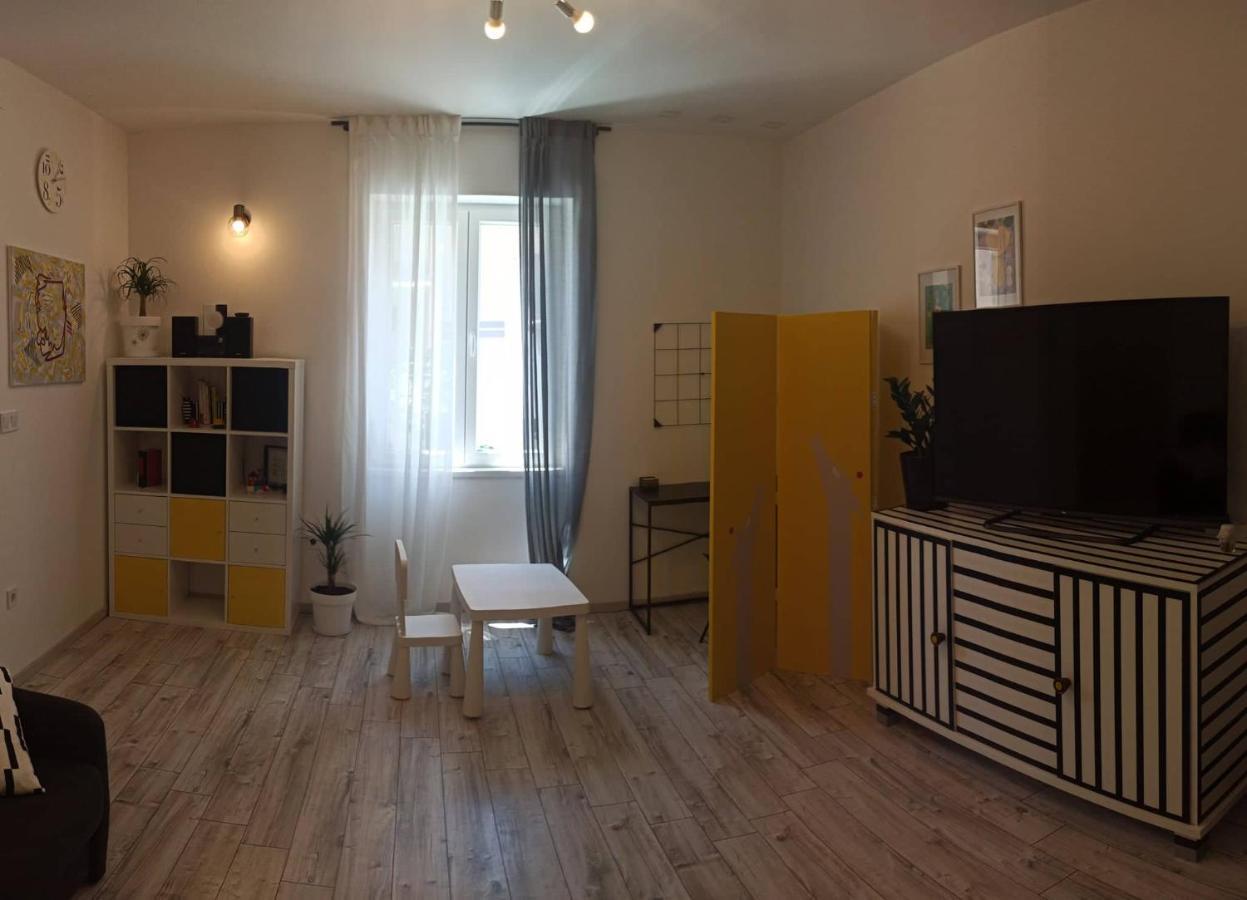 Novoureden Komforni Stan Od 90 M2 S Dvoristem Διαμέρισμα Σίμπενικ Εξωτερικό φωτογραφία