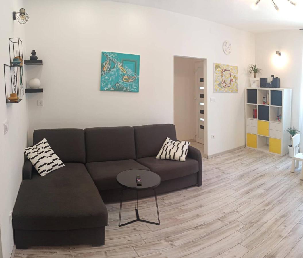 Novoureden Komforni Stan Od 90 M2 S Dvoristem Διαμέρισμα Σίμπενικ Εξωτερικό φωτογραφία