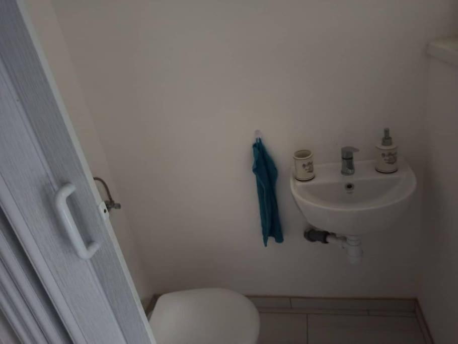 Novoureden Komforni Stan Od 90 M2 S Dvoristem Διαμέρισμα Σίμπενικ Δωμάτιο φωτογραφία