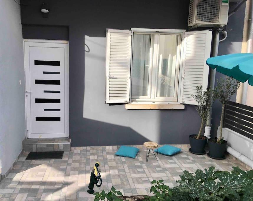 Novoureden Komforni Stan Od 90 M2 S Dvoristem Διαμέρισμα Σίμπενικ Δωμάτιο φωτογραφία