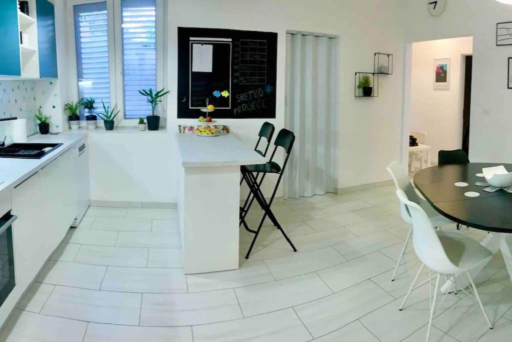 Novoureden Komforni Stan Od 90 M2 S Dvoristem Διαμέρισμα Σίμπενικ Δωμάτιο φωτογραφία